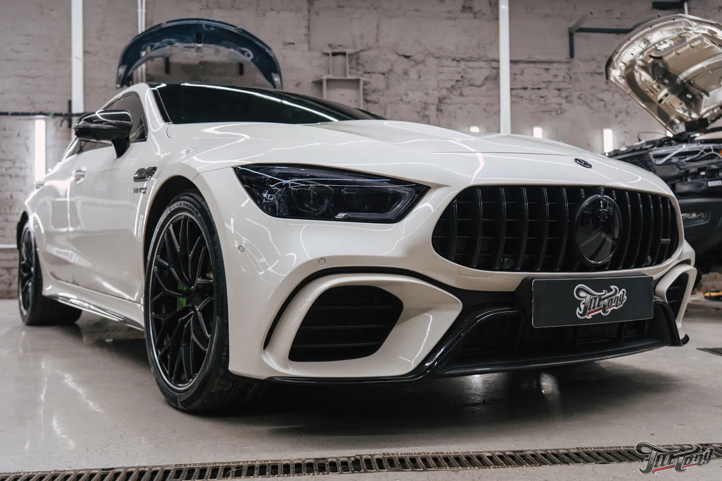 Окрасили суппорта с логотипом AMG и оклеили Mercedes AMG GT полиуретаном